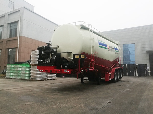 LHL9407GFLC型中(zhōng)密度粉粒物(wù)料运输半挂車(chē)